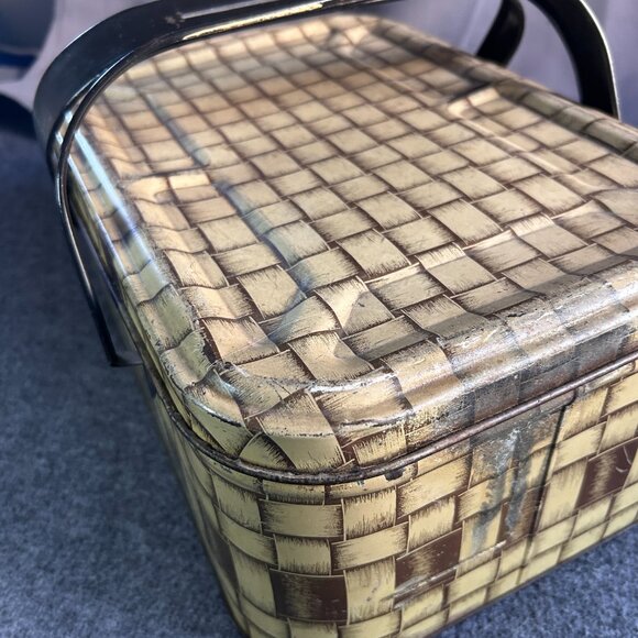 VTG METAL TIN TAN WOVEN WEAVE PATTERN PICNIC BASKET W/ HANDLES 13”x5”x 8.5” - Picture 2 of 16